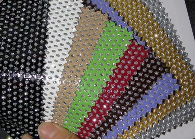 Buon Handfeeling ha perforato il colore su misura tessuto materiale di cuoio