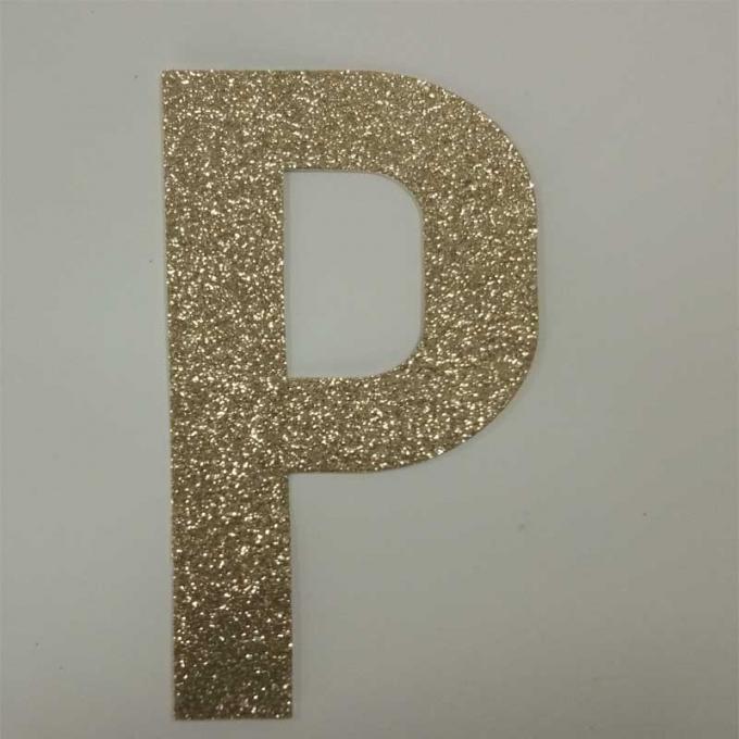 Lettere della scintilla dell'oro della lettera P, bastone di scintillio sulle lettere per la camera da letto