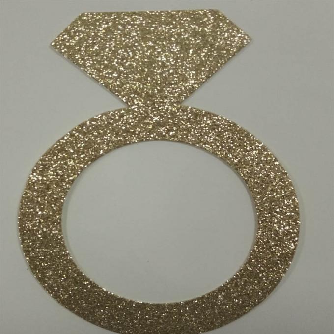 La carta di scintillio dell'anello del cartone di scintillio segna l'oro con lettere per colorare per la decorazione della torta di compleanno